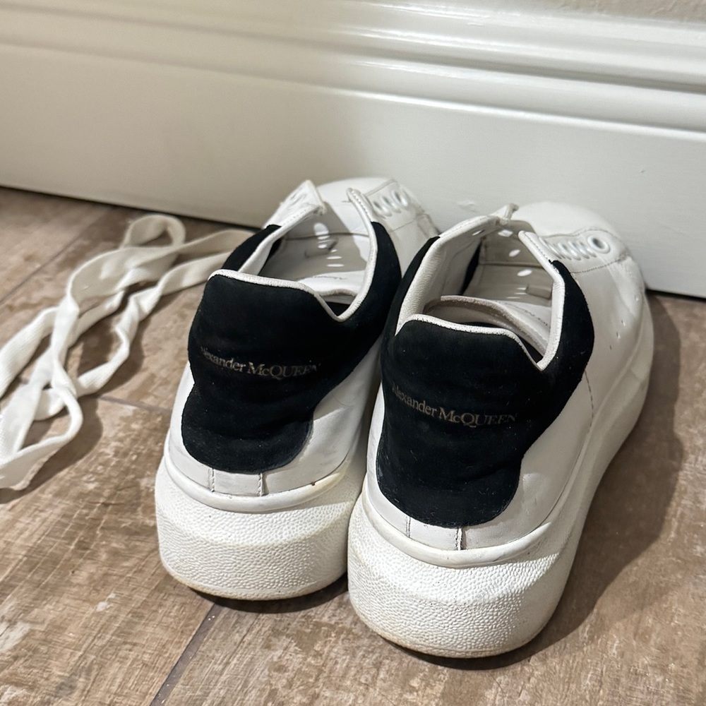 Alexander McQueen shoes in good conditions but missing one shoe lace